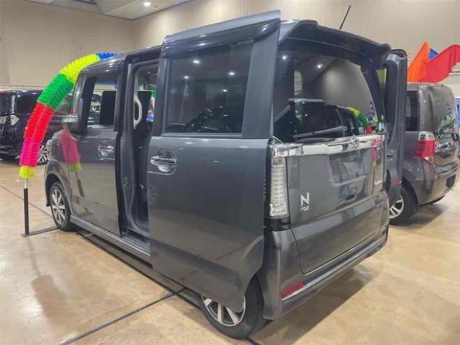 N-BOXカスタム Ｇ・Ｌパッケージ　４ＷＤ　バックカメラ　両側スライド・片側電動　ＴＶ　ＨＩＤ　スマートキー　アイドリングストップ　シートヒーター　ベンチシート　ＣＶＴ　盗難防止システム 4WD 660 5Dr