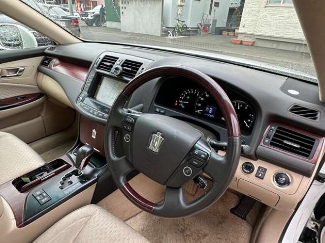 クラウンロイヤル 3.0 ロイヤルサルーン i-Four 4WD　純正HDDナビ　ビルトインETC　プッシュスタート　地デジ　純正アルミホイール夏　バックモニター　横滑り防止装置 3000