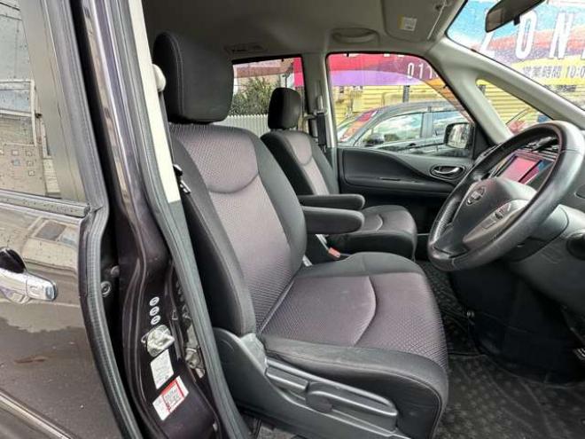 セレナ2.0 ハイウェイスター Vセレクション 4WD　両側ワンタッチオートスライドドア　アイドリングトップ　横滑り防止装置　プッシュスタート　クルーズコントロール　社外アルミホイール夏 2000