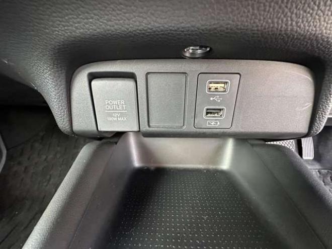 フィット1.5 e:HEV ホーム 4WD　純正ナビ　Bluetooth　バックカメラ　クルーズコントロール　コーナーセンサー　ハーフレザーシート　ETC　ミラーヒーター　横滑り防止装置　ブレーキホールド　USB前後　社外アルミホイール夏 1500