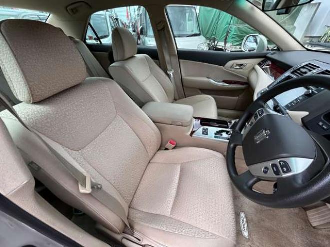 クラウンロイヤル 2.5 ロイヤルサルーン i-Four スペシャルナビパッケージ 4WD　 2500
