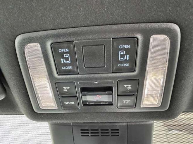 ヴォクシー2.0 S-G 4WD　バックモニター　左右電動スライドドア　衝突軽減ブレーキアクセル踏み間違いブレーキ　ETCレーンキープアシスト 2000
