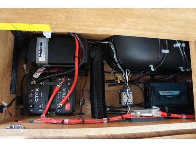 ハイエースバン2.8 スーパーGL ロング ディーゼルターボ 4WD　キャンパー鹿児島製　CKワイルダー　車中泊仕様　REVOシート　室内用エアコン　ベバストFFヒーター　走行充電　サブバッテリー　外部電源　オリジナルベッド　電動開閉バックドア　415SAFARI丸目キット 2800