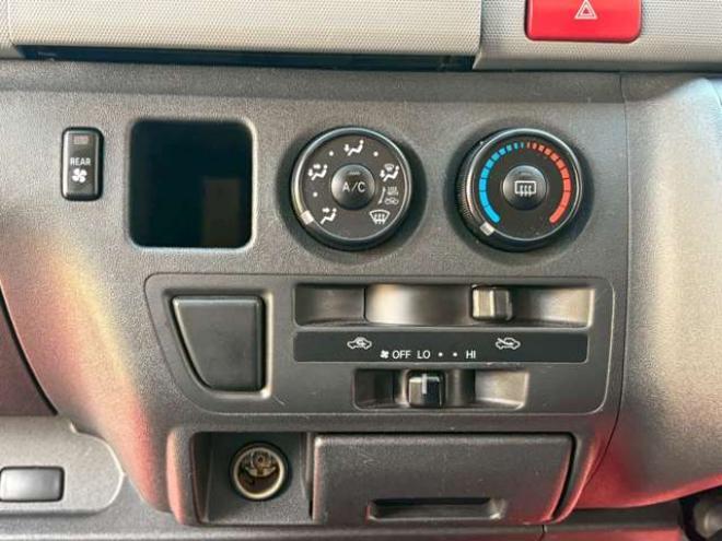 ハイエースコミューター 2.5 GL ディーゼルターボ 4WD　社外アルミ　パワステ　パワーウィンドウ　キーレスエントリー　ETC　ドライブレコーダー　片側電動スライドドア　後席モニタ　TV　ナビ　バックカメラ　エアコン　ABS　横滑り防止装置　全塗装済 2500
