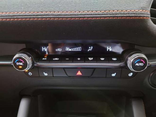 MAZDA3ファストバック 2.0 20S レトロスポーツエディション 4WD　登録済み未使用車/コネクティッドカー/全方位カメラ/パーキングセンサー/10.25インチモニター/メモリー電動シート/電動リアゲート/シートヒーター/18AW 登録済未使用車 2000