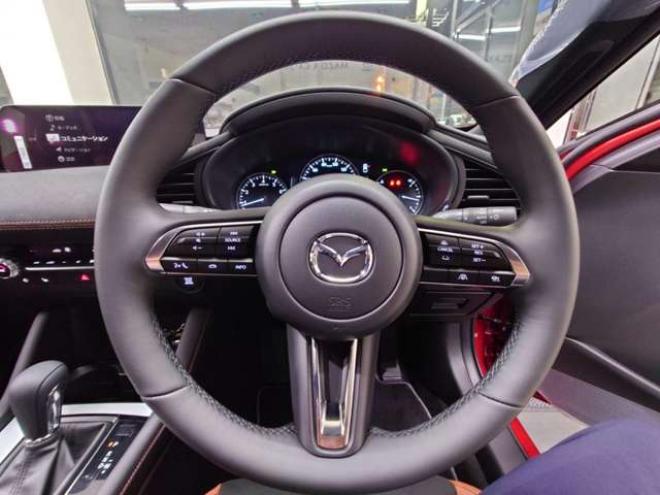 MAZDA3ファストバック 2.0 20S レトロスポーツエディション 4WD　登録済み未使用車/コネクティッドカー/全方位カメラ/パーキングセンサー/10.25インチモニター/メモリー電動シート/電動リアゲート/シートヒーター/18AW 登録済未使用車 2000