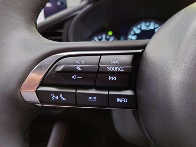 MAZDA3ファストバック 2.0 20S レトロスポーツエディション 4WD　登録済み未使用車/コネクティッドカー/全方位カメラ/パーキングセンサー/10.25インチモニター/メモリー電動シート/電動リアゲート/シートヒーター/18AW 登録済未使用車 2000