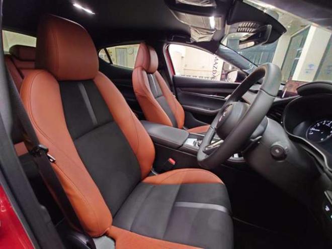 MAZDA3ファストバック 2.0 20S レトロスポーツエディション 4WD　登録済み未使用車/コネクティッドカー/全方位カメラ/パーキングセンサー/10.25インチモニター/メモリー電動シート/電動リアゲート/シートヒーター/18AW 登録済未使用車 2000