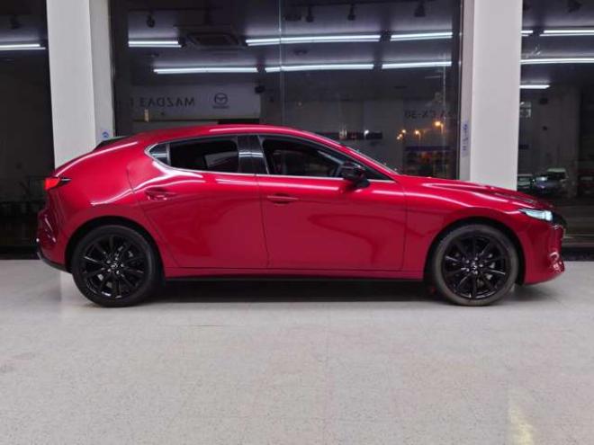 MAZDA3ファストバック 2.0 20S レトロスポーツエディション 4WD　登録済み未使用車/コネクティッドカー/全方位カメラ/パーキングセンサー/10.25インチモニター/メモリー電動シート/電動リアゲート/シートヒーター/18AW 登録済未使用車 2000