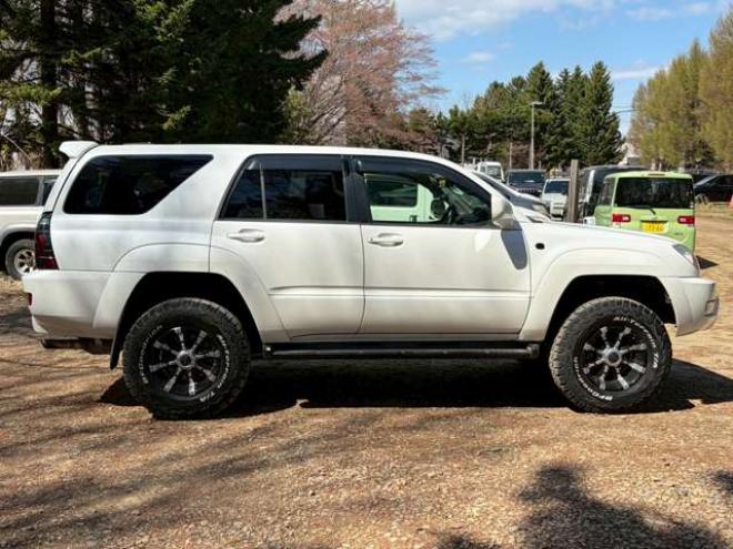 ハイラックスサーフ2.7 SSR-G 4WD　禁煙車　パワステ　パワーウィンドウ　ETC　社外ナビ　バックカメラ　キーレスエントリー　リフトアップ　エンジンスターター　寒冷地仕様　ABS　エアコン　盗難防止装置　社外アルミホイール 2700