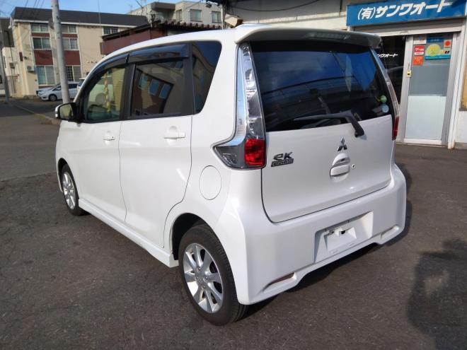 eKカスタムＧ ４ＷＤ　ＡＢＳ　スマートキー　Ｐスタート　アイドリングストップ　ナビＴＶ　ブルーツース　純正キーレス連動リモコンスターター　ＨＩＤライト　Ｄ席シートヒーター　夏冬アルミタイヤ付　車検令和１０年５月 4WD 660 5Dr