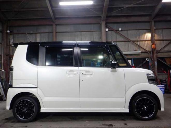 N-BOXカスタムG ターボ Lパッケージ 2トーンカラースタイル 4WD　本州仕入・後期型・ナビ・TV・Bカメラ・B/T・両側電動・クルコン・スマートキー・プッシュスタート・ターボ・HID・ベンチシート・フォグランプ・パドルシフト・前席シートヒーター・純正AW 660