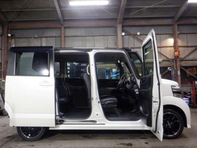 N-BOXカスタムG ターボ Lパッケージ 2トーンカラースタイル 4WD　本州仕入・後期型・ナビ・TV・Bカメラ・B/T・両側電動・クルコン・スマートキー・プッシュスタート・ターボ・HID・ベンチシート・フォグランプ・パドルシフト・前席シートヒーター・純正AW 660