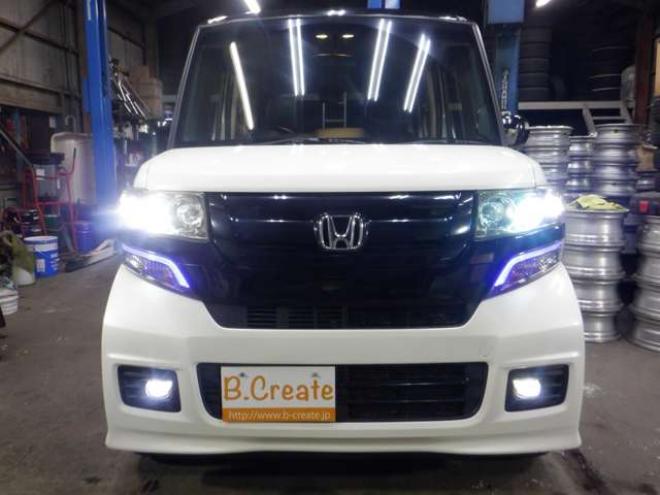 N-BOXカスタムG ターボ Lパッケージ 2トーンカラースタイル 4WD　本州仕入・後期型・ナビ・TV・Bカメラ・B/T・両側電動・クルコン・スマートキー・プッシュスタート・ターボ・HID・ベンチシート・フォグランプ・パドルシフト・前席シートヒーター・純正AW 660