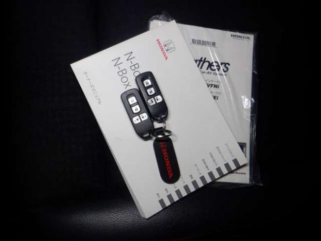 N-BOXカスタムG ターボ Lパッケージ 2トーンカラースタイル 4WD　本州仕入・後期型・ナビ・TV・Bカメラ・B/T・両側電動・クルコン・スマートキー・プッシュスタート・ターボ・HID・ベンチシート・フォグランプ・パドルシフト・前席シートヒーター・純正AW 660