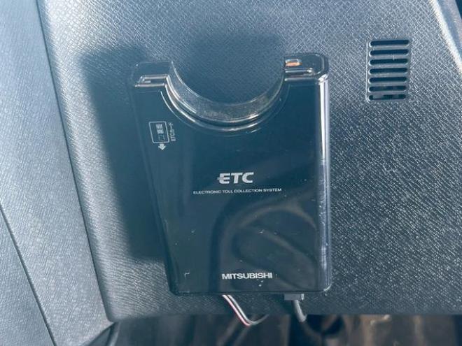 ステップワゴンスパーダ Ｚ　４ＷＤ　ナビ　テレビ　スマートキー　記録簿　メンテナンスノート　取扱説明書　オートエアコン　後席モニター　バックカメラ　両側パワースライドドア　ＥＴＣ 2WD 2000 5Dr