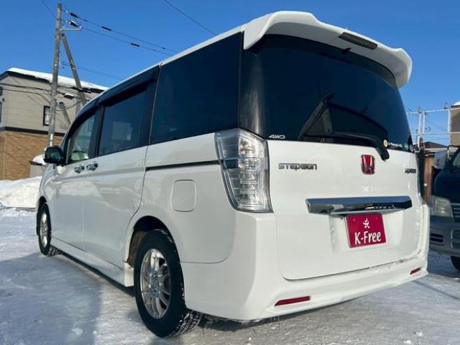 ステップワゴンスパーダ Ｚ　４ＷＤ　ナビ　テレビ　スマートキー　記録簿　メンテナンスノート　取扱説明書　オートエアコン　後席モニター　バックカメラ　両側パワースライドドア　ＥＴＣ 2WD 2000 5Dr