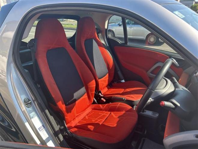 スマートフォーツークーペ　ベースグレード　ＥＴＣ　ＡＴ　サンルーフ　キーレスエントリー　アルミホイール　盗難防止システム　ＡＢＳ　ＵＳＢ　Ｂｌｕｅｔｏｏｔｈ　エアコン　パワーステアリング　パワーウィンドウ 2WD 1000 クーペDr