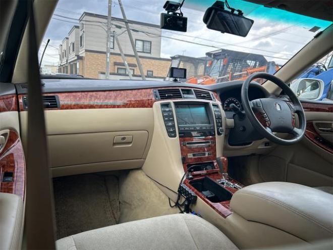 クラウンロイヤルサルーンｉ－Ｆｏｕｒ　４ＷＤ　ドライブレコーダー　オートクルーズコントロール　バックカメラ　ナビ　エアロ　ＨＩＤ　ＡＴ　スマートキー　電動格納ミラー　盗難防止システム　ＣＤ　衝突安全ボディ　ＡＢＳ　ＥＳＣ　エアコン 4WD 3000 4Dr