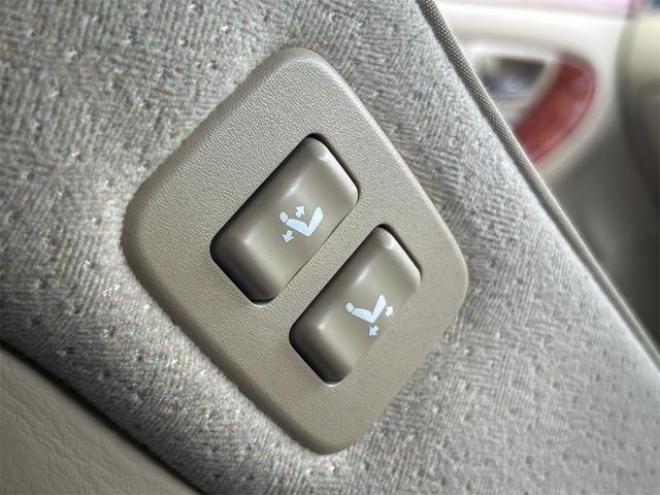クラウンロイヤルサルーンｉ－Ｆｏｕｒ　４ＷＤ　ドライブレコーダー　オートクルーズコントロール　バックカメラ　ナビ　エアロ　ＨＩＤ　ＡＴ　スマートキー　電動格納ミラー　盗難防止システム　ＣＤ　衝突安全ボディ　ＡＢＳ　ＥＳＣ　エアコン 4WD 3000 4Dr