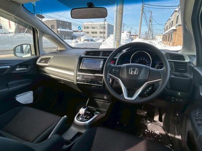 フィットハイブリッドＦパッケージ　４ＷＤ　バックカメラ　ナビ　オートエアコン　　　キーレス　メンテナンスノート　取り扱い説明書　ＥＴＣ　オーディオ 4WD 1500 5Dr