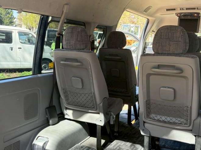 ハイエースコミューター 2.5 GL ディーゼルターボ 4WD　社外アルミ　パワステ　パワーウィンドウ　キーレスエントリー　ETC　ドライブレコーダー　片側電動スライドドア　後席モニタ　TV　ナビ　バックカメラ　エアコン　ABS　横滑り防止装置　全塗装済 2500