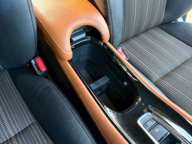 ヴェゼル1.5 ハイブリッド Z ホンダセンシング 4WD　クルーズコントロール　パワステ　パワーウィンドウ　エアコン　純正ナビ　バックカメラ　純正アルミホイール　ABS　キーレスエントリー　パドルシフト　シートヒーター　パワーシート 1500