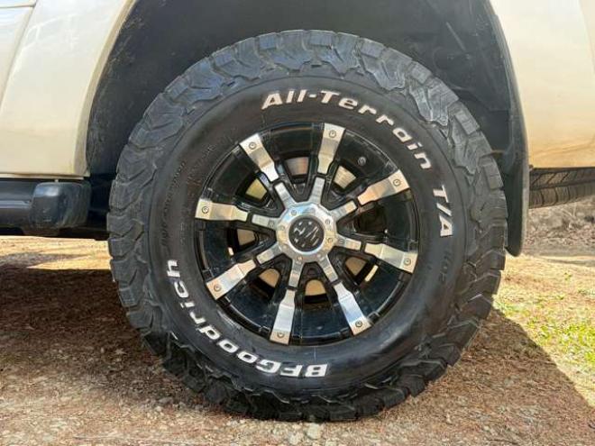 ハイラックスサーフ2.7 SSR-G 4WD　禁煙車　パワステ　パワーウィンドウ　ETC　社外ナビ　バックカメラ　キーレスエントリー　リフトアップ　エンジンスターター　寒冷地仕様　ABS　エアコン　盗難防止装置　社外アルミホイール 2700