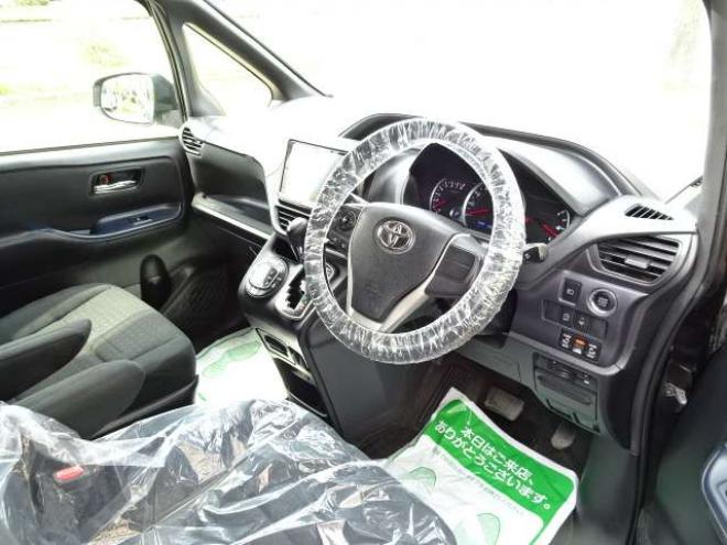 ヴォクシー2.0 V 4WD　保証1年/走行距離無制限　4WD　両側パワースライドドア　ALPINE　BIGX　9型ナビ　地デジ　バックカメラ　Bluetooth接続　フリップダウンモニター　オートマチックハイビーム　前後ドライブレコーダー　冬タイヤ付き 2000