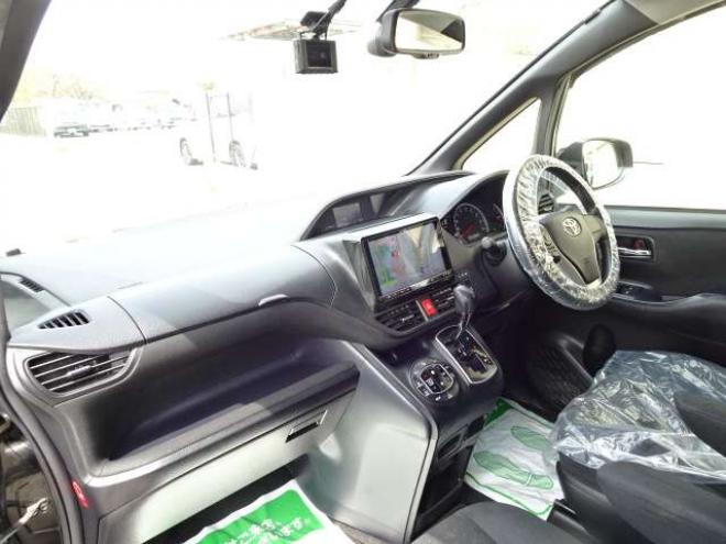 ヴォクシー2.0 V 4WD　保証1年/走行距離無制限　4WD　両側パワースライドドア　ALPINE　BIGX　9型ナビ　地デジ　バックカメラ　Bluetooth接続　フリップダウンモニター　オートマチックハイビーム　前後ドライブレコーダー　冬タイヤ付き 2000
