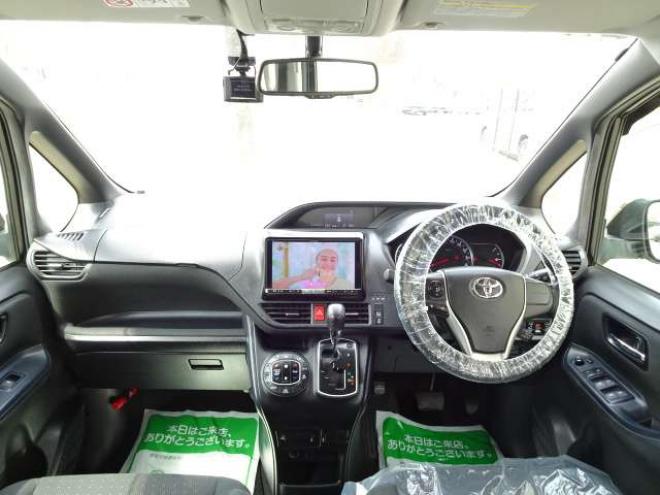 ヴォクシー2.0 V 4WD　保証1年/走行距離無制限　4WD　両側パワースライドドア　ALPINE　BIGX　9型ナビ　地デジ　バックカメラ　Bluetooth接続　フリップダウンモニター　オートマチックハイビーム　前後ドライブレコーダー　冬タイヤ付き 2000