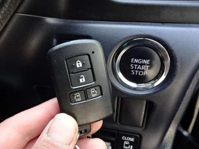 ヴォクシー2.0 ZS 煌 4WD　本州車　保証1年/走行距離無制限　4WD　ワンオーナー　　両側パワースライドドア　純正ナビ　地デジ　バックカメラ　Bluetooth接続　フリップダウンモニター　LEDヘッドライト　ビルトインETC　冬タイヤ付き 2000