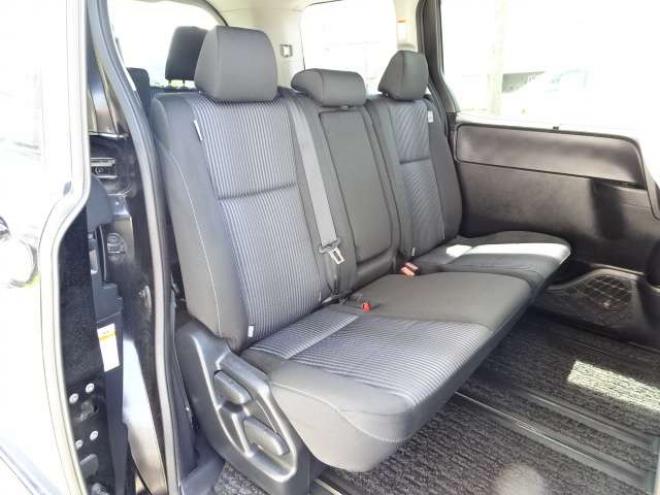 ヴォクシー2.0 ZS 煌 4WD　本州車　保証1年/走行距離無制限　4WD　ワンオーナー　　両側パワースライドドア　純正ナビ　地デジ　バックカメラ　Bluetooth接続　フリップダウンモニター　LEDヘッドライト　ビルトインETC　冬タイヤ付き 2000