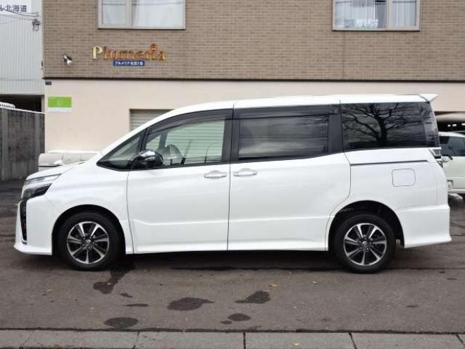 ヴォクシー2.0 ZS 煌II 4WD　本州車　保証1年/走行距離無制限　4WD　後期型　トヨタセーフティセンス　両側パワースライドドア　純正ナビ　地デジ　バックカメラ　LEDヘッドライト　ビルトインETC　クルーズコントロール　冬タイヤ付属　USB接続 2000
