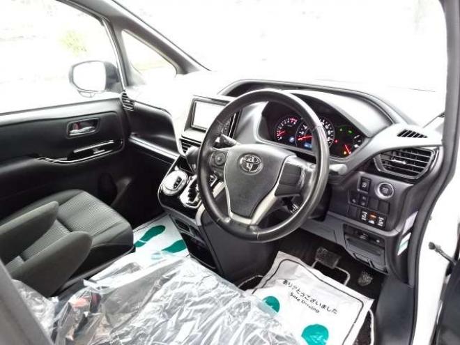 ヴォクシー2.0 ZS 煌II 4WD　本州車　保証1年/走行距離無制限　4WD　後期型　トヨタセーフティセンス　両側パワースライドドア　純正ナビ　地デジ　バックカメラ　LEDヘッドライト　ビルトインETC　クルーズコントロール　冬タイヤ付属　USB接続 2000