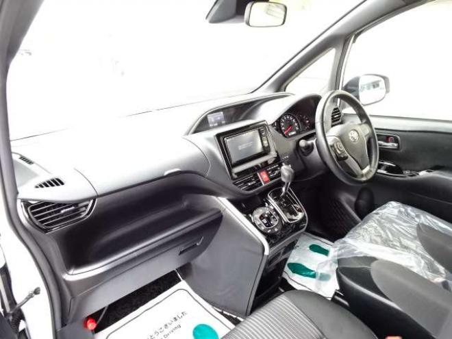 ヴォクシー2.0 ZS 煌II 4WD　本州車　保証1年/走行距離無制限　4WD　後期型　トヨタセーフティセンス　両側パワースライドドア　純正ナビ　地デジ　バックカメラ　LEDヘッドライト　ビルトインETC　クルーズコントロール　冬タイヤ付属　USB接続 2000