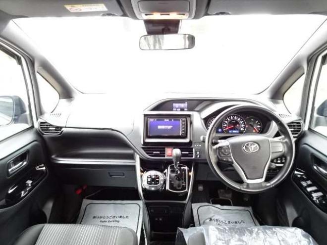 ヴォクシー2.0 ZS 煌II 4WD　本州車　保証1年/走行距離無制限　4WD　後期型　トヨタセーフティセンス　両側パワースライドドア　純正ナビ　地デジ　バックカメラ　LEDヘッドライト　ビルトインETC　クルーズコントロール　冬タイヤ付属　USB接続 2000