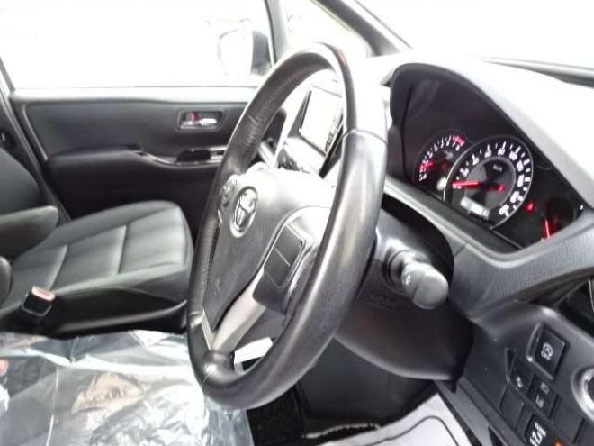 ヴォクシー2.0 ZS 煌II 4WD　本州車　保証1年/走行距離無制限　4WD　後期型　トヨタセーフティセンス　両側パワースライドドア　純正ナビ　地デジ　バックカメラ　LEDヘッドライト　ビルトインETC　クルーズコントロール　冬タイヤ付属　USB接続 2000