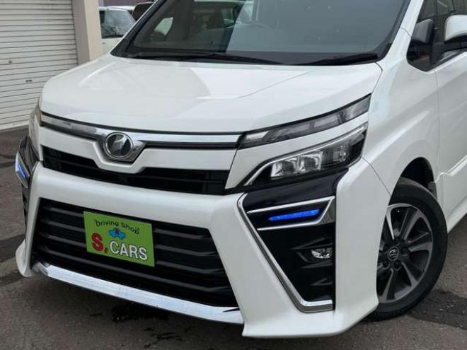 ヴォクシー2.0 ZS 4WD　本州車　保証1年/走行距離無制限　4WD　後期型　トヨタセーフティセンス　両側パワースライドドア　純正ナビ　地デジ　バックカメラ　8人乗り　社外テールレンズ　ビルトインETC　LEDヘッドライト　冬タイヤ付属 2000