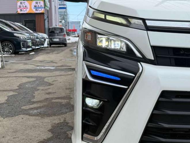 ヴォクシー2.0 ZS 4WD　本州車　保証1年/走行距離無制限　4WD　後期型　トヨタセーフティセンス　両側パワースライドドア　純正ナビ　地デジ　バックカメラ　8人乗り　社外テールレンズ　ビルトインETC　LEDヘッドライト　冬タイヤ付属 2000