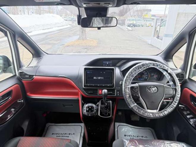 ヴォクシー2.0 ZS 4WD　本州車　保証1年/走行距離無制限　4WD　後期型　トヨタセーフティセンス　両側パワースライドドア　純正ナビ　地デジ　バックカメラ　8人乗り　社外テールレンズ　ビルトインETC　LEDヘッドライト　冬タイヤ付属 2000