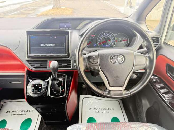 ヴォクシー2.0 ZS 4WD　本州車　保証1年/走行距離無制限　4WD　後期型　トヨタセーフティセンス　両側パワースライドドア　純正ナビ　地デジ　バックカメラ　8人乗り　社外テールレンズ　ビルトインETC　LEDヘッドライト　冬タイヤ付属 2000