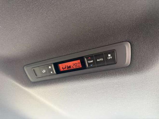 ヴォクシー2.0 ZS 4WD　本州車　保証1年/走行距離無制限　4WD　後期型　トヨタセーフティセンス　両側パワースライドドア　純正ナビ　地デジ　バックカメラ　8人乗り　社外テールレンズ　ビルトインETC　LEDヘッドライト　冬タイヤ付属 2000