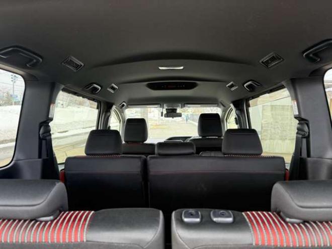 ヴォクシー2.0 ZS 4WD　本州車　保証1年/走行距離無制限　4WD　後期型　トヨタセーフティセンス　両側パワースライドドア　純正ナビ　地デジ　バックカメラ　8人乗り　社外テールレンズ　ビルトインETC　LEDヘッドライト　冬タイヤ付属 2000