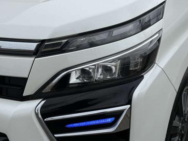ヴォクシー2.0 ZS 4WD　本州車　保証1年/走行距離無制限　4WD　後期型　トヨタセーフティセンス　両側パワースライドドア　純正ナビ　地デジ　バックカメラ　8人乗り　社外テールレンズ　ビルトインETC　LEDヘッドライト　冬タイヤ付属 2000