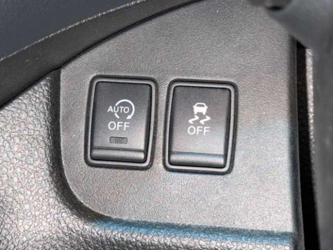 セレナ2.0 ハイウェイスター Vセレクション+Safety 4WD　防錆塗装4WDTVナビBカメエンスタETCドラレコ積込タイヤ 2000