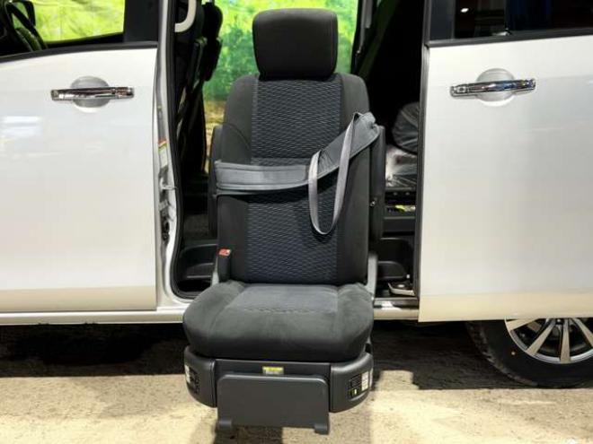 セレナ2.0 20X Vセレクション+Safety アンシャンテ セカンドスライドUP AセーフティPKG 4WD　防錆塗装4WDTVナビBカメエンスタETC積込タイヤ 2000
