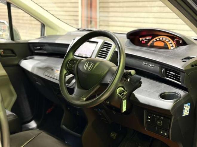 フリード1.5 G Lパッケージ 4WD　防錆塗装4WDナビBカメエンスタETC 1500