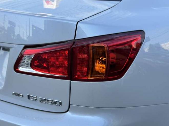 レクサスIS 250 4WD　スマートキー・エンジンスターター・純正HIDマルチナビ・両席シートヒーター・クルーズコントロール・パドルシフト・HIDヘッドライト・LEDフォグ・ワイパーデアイサー・ETC・Bカメラ・AUX・ワンセグTV・両席パワー 2500