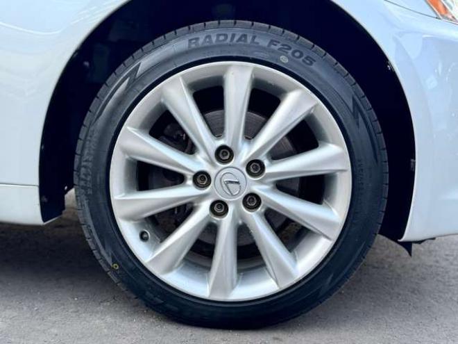レクサスIS 250 4WD　スマートキー・エンジンスターター・純正HIDマルチナビ・両席シートヒーター・クルーズコントロール・パドルシフト・HIDヘッドライト・LEDフォグ・ワイパーデアイサー・ETC・Bカメラ・AUX・ワンセグTV・両席パワー 2500